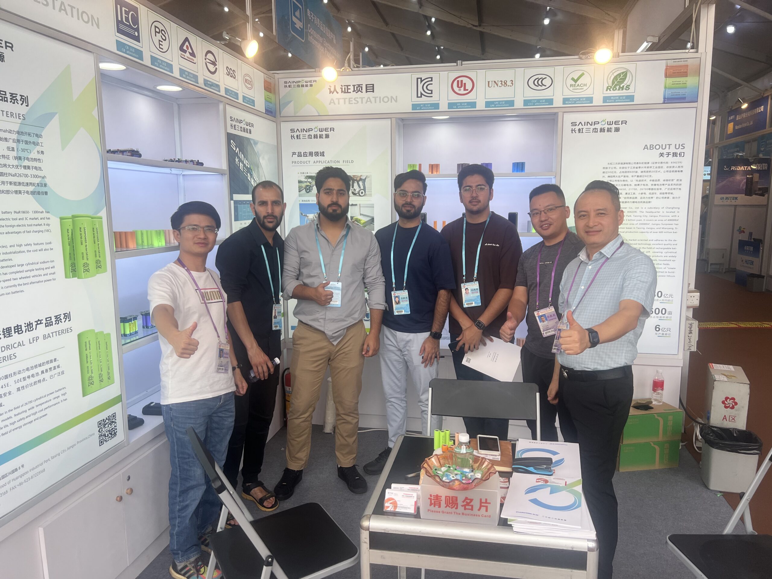 Lithium-ion battery manufacturer Sunpower New Energy shakes hands with customers in Canton Fair