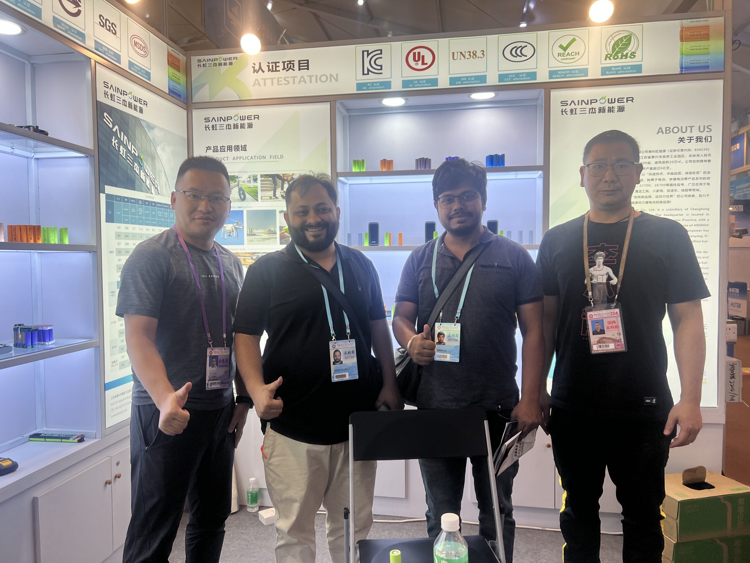 Lithium-ion battery company Sunpower New Energy shakes hands with customers in Canton Fair