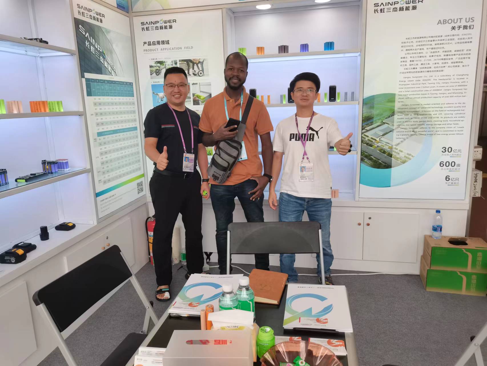 Lithium-ion battery company Sunpower New Energy shakes hands with customers in Canton Fair